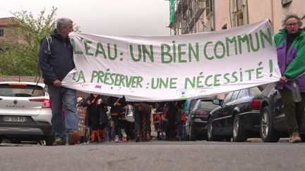Plusieurs dizaines se sont réunis à Pézenas dans l'Hérault. Ils s'opposent à la vente prévue d'un incroyable forage d'une nappe phréatique précieuse. (Christophe Monteil - Caroline Agullo)