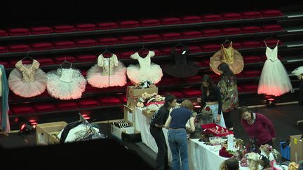 Le Ballet National de Marseille organise une grande vente inédite de ses costumes et accessoires de scène. (FRANCE 3 PROVENCE ALPES COTE D'AZUR)