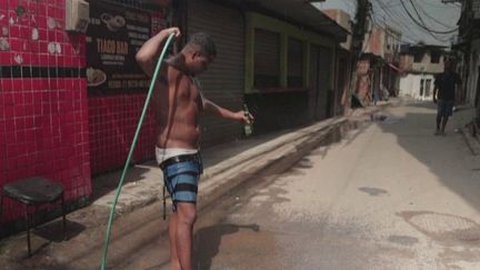 Le Brésil est touché par une forte vague de chaleur. Des incendies ravagent l'ouest du pays, tandis que les ouvriers travaillent dans des conditions extrêmes. (FRANCEINFO)