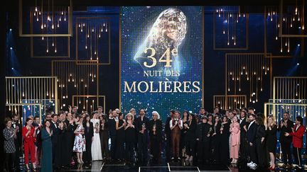 Les lauréats posent sur scène à la fin de la 34e cérémonie des Molières, au Théâtre de Paris, à Paris, le 24 avril 2023. (EMMANUEL DUNAND / AFP)