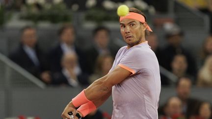 Rafael Nadal, lors de sa rencontre face à Jiri Lehecka, en huitièmes de finale du Masters 1000 de Madrid, le 30 avril 2024. (GUILLERMO MARTINEZ / AFP)