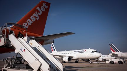 Des avions Easy Jet et Air France sur le tarmac de l'aéroport d'Orly, le 9 octobre 2018. (LIONEL BONAVENTURE / AFP)
