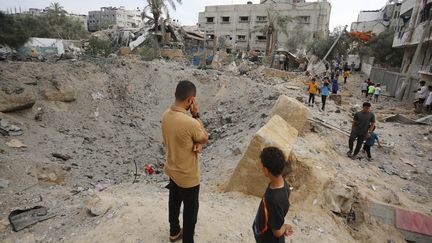 Des résidents palestiniens vivant dans la région inspectent les bâtiments détruits à la suite d’une attaque israélienne, à Gaza, le 3 juin 2024. (ASHRAF AMRA / ANADOLU)