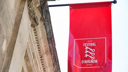 Banderole montrant le logo du Festival d'Avignon, prise en photo le 28 juin 2022. (ADIL BENAYACHE / SIPA)