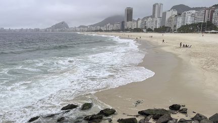 La plage de Copacabana à Rio de Janeiro, au Brésil, sous la pluie, le 22 mars 2024 (photo d'illustration). (PABLO PORCIUNCULA / AFP)
