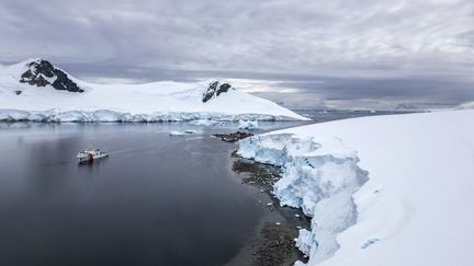 Un navire de recherche colombien dans le détroit de Gerlache, qui sépare l'archipel Palmer de la péninsule Antarctique, le 20 janvier 2024. (JUAN BARRETO / AFP)