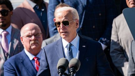 Le président américain Joe Biden devant la Maison blanche, à Washington, le 31 mai 2024. (ANDREW THOMAS / NURPHOTO / AFP)