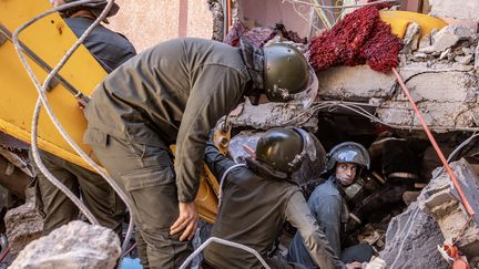Des ecouristes en pleine opération de recherche après un tremblement de terre à Moulay Ibrahim, près de Marrakech (Maroc), le 9 septembre 2023. (FADEL SENNA / AFP)