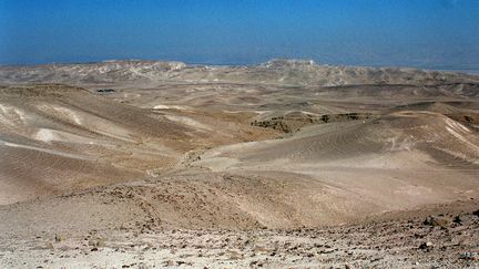 Le désert du Néguev est  limité à l'ouest par la péninsule du Sinaï et la bande de Gaza, à l'est, par la vallée de l'Arabah qui constitue la frontière entre Israël et la Jordanie et au Nord, le long d'une ligne entre Gaza et la mer Morte. (RLM / MAXPPP)