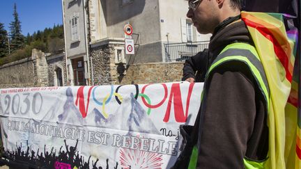 Des manifestants se sont regroupés, mercredi 24 avril à l'occasion de la visite du CIO à Briançon (Hautes-Alpes), pour s'opposer à l'organisation des JO d'hiver 2030 dans les Alpes. (THIBAUT DURAND/HANS LUCAS/AFP)