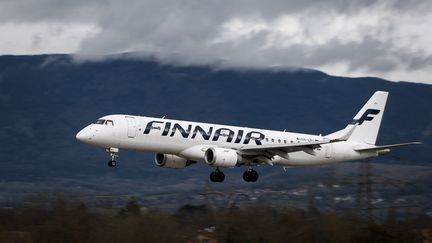 Un avion en vol de la compagnie aérienne finlandaise, Finnair. (FABRICE COFFRINI / AFP)