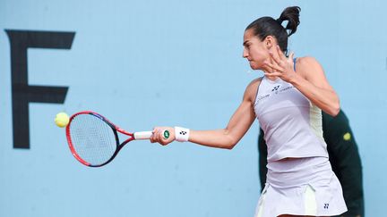 Caroline Garcia lors de son match contre Wang Xinyu au deuxième tour du tournoi de Madrid, le 26 avril 2024. (GUSTAVO VALIENTE / XINHUA)
