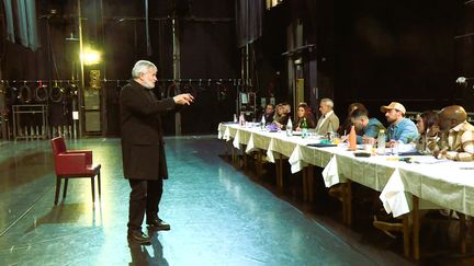 Francis Huster donne une master class aux artistes de la comédie musicale "Juste à temps" présentée au casino Barrière de Toulouse à partir du 28 septembre 2024. (FRANCE 3 MIDI-PYRENEES)