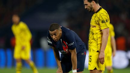 La déception de Kylian Mbappé à l'issue de l'élimination du Paris Saint-Germain face à Dortmund, en demi-finales de la Ligue des champions, mardi 7 mai 2024. (ODD ANDERSEN / AFP)