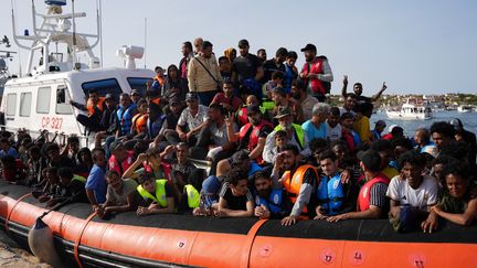 Des migrants arrivent à Lampedusa en Italie, le 18 septembre 2023. (ZAKARIA ABDELKAFI / AFP)