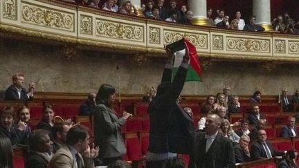 Le député La France insoumise (LFI) Sébastien Delogu a écopé d'une exclusion de quinze jours du Palais Bourbon, après avoir brandi un drapeau palestinien dans l'hémicycle, mardi 28 mai. (France 2)