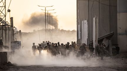 Des soldats israéliens déployés au passage d'Erez, entre Israël et la bande de Gaza, le 29 février 2024. (MOSTAFA ALKHAROUF / ANADOLU / AFP)