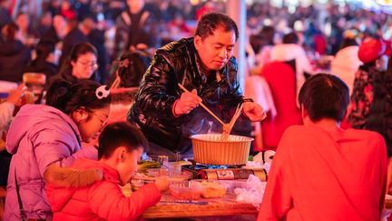 Partout en Chine, des banquets sont organisés durant le Nouvel an. Les familles s'y retrouvent pour partager des plats porteurs de symboles. (CFOTO / AFP)