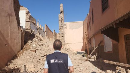 le directeur régional de l'agence des Nations Unies pour le Maghreb, Eric Falt, inspectE les sites endommagés dans La médina de Marrakech, le 9 septembre 2023. (- / UNESCO)