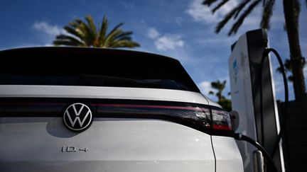 Le véhicule électrique (VE) Volkswagen ID.4 se recharge via un chargeur rapide CCS DC d'Electrify America dans le parking d'un centre commercial à Torrance, en Californie, le 23 février 2024. (PATRICK T. FALLON / AFP)