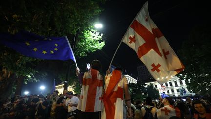 Des Géorgiens ont manifesté le 1er mai 2024 devant le Parlement à Tbilissi contre une loi controversée sur "l'influence étrangère". (GIORGI ARJEVANIDZE / AFP)