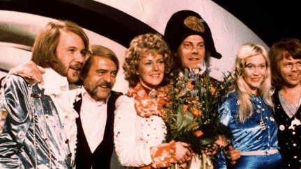 Le 6 avril 1974, il y a 50 ans, un groupe de pop suédoise remportait l'Eurovision avec son titre "Waterloo". Avec ses 400 millions d'albums vendus, Abba devance Elvis sur les plateformes de streaming et talonne les Rolling Stones. (France 2)
