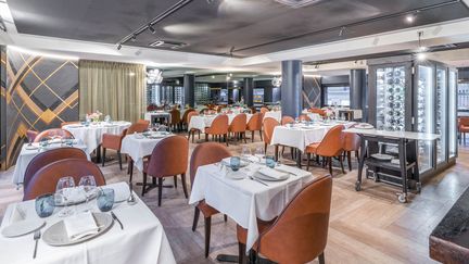 Le 20, restaurant d'application de l'école hôtelière Médéric, à Paris, prend des allures de table étoilée quand des chefs de prestige viennent préparer le menu avec les élèves. (ZENCHEF / MÉDÉRIC)
