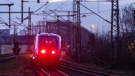 Un train régional reliant Kehl (Allemagne) à Strasbourg, une ligne faisant partie du projet local de "RER métropolitain", ici le 19 janvier 2023. (PHILIPP VON DITFURTH / DPA / AFP)
