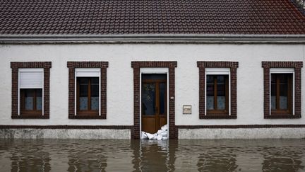 Une maison inondée à Neuville-sous-Montreuil, dans le nord de la France, le 9 novembre 2023. (SAMEER AL-DOUMY / AFP)