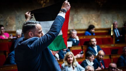 Sébastien Delogu, député du groupe La France Insoumise, LFI sort un drapeau palestinien lors de la séance de questions du gouvernement, à Paris, le 28 mai 2024. (XOSE BOUZAS / HANS LUCAS)