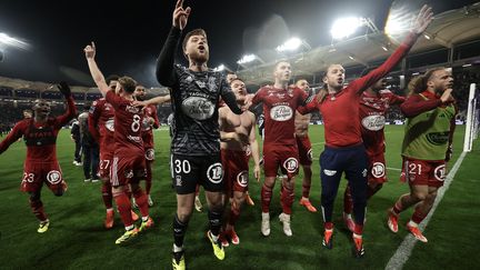 Les joueurs du Stade Brestois célèbrent leur troisième place de Ligue 1 après leur victoire (3-0) à Toulouse, le 19 mai 2024. (VALENTINE CHAPUIS / AFP)