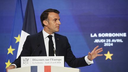 Emmanuel Macron lors du discours sur l'Europe dans un amphithéâtre de la Sorbonne Université à Paris, le 25 avril 2024. (CHRISTOPHE PETIT TESSON / POOL)