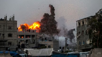 Un bâtiment détruit suite à des bombardements israéliens sur le camp d'Al Bureij à Deir al-Balah, dans la bande de Gaza, le 3 juin 2024. (ALI JADALLAH / ANADOLU / AFP)