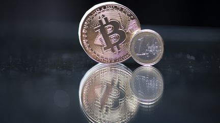 Une représentation physique de la monnaie virtuelle Bitcoin. (MARTIN BUREAU / AFP)