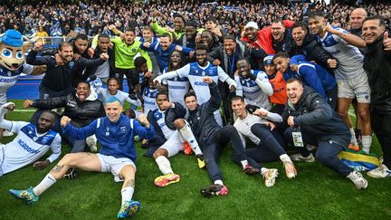 Les joueurs de l'AJ Auxerre fêtent leur montée en Ligue 1, le 4 mai 2024. (ARNAUD FINISTRE / AFP)