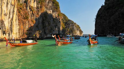 Des touristes dans l'archipel de Phi Phi, en Thaïlande, le 23 février 2024. (MD RAFAYAT HAQUE KHAN/ EYEPIX GR / SIPA)