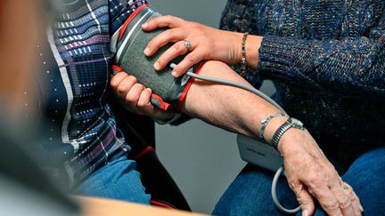 L'hypertension peut être dépistée chez le médecin ou en pharmacie (photo d'illustration) (JEREMIE FULLERINGER / MAXPPP)