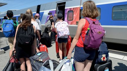 Des passagers s'apprètent à monter dans un TGV à Rennes (Ille-et-Vilaine). (MARC OLLIVIER / MAXPPP)