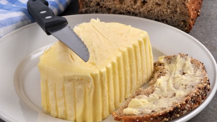 Une bonne tartine de beurre à l'ancienne, quoi de mieux pour démarrer la journée ? (RICHARD VILLALON / MAXPPP)