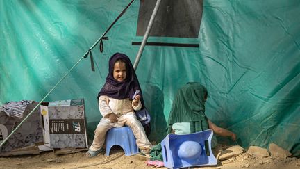Une enfant marocaine au pied de la tente qui lui sert de toit depuis le séisme, dans le village de Tafeghaghte, au sud-ouest de la capitale Marrakesh. (FADEL SENNA / AFP)