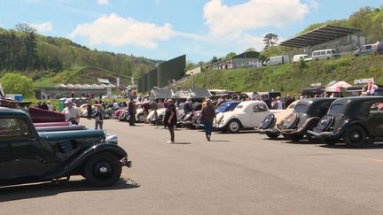 Les mordus de Citroën Traction se sont donné rendez-vous pour fêter les 90 ans de la célèbre voiture au circuit de Charade, dans le Puy-de-Dôme. (Selim OMEDDOUR / FTV)