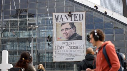 Une banderole a été déployée par des militants de Greenpeace à La Défense à Courbevoie, le 24 mai 2024, à l'occasion de l'assemblée générale du groupe TotalEnergies. (ANTONIN UTZ / AFP)