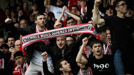 Des supporters du Stade Brestois lors du match contre le FC Metz, au stade Fracis Le Blé, à Brest, le 7 avril 2024. (LOIC VENANCE / AFP)