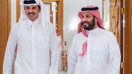 l'émir du Qatar, Tamim ben Hamad al-Thani ( à gauche) et le prince saoudien, Mohamed ben Salmane (à droite), à Riyad, en Arabie saoudite le 11 novembre 2023. (HANDOUT / SAUDI PRESS AGENCY / AFP)