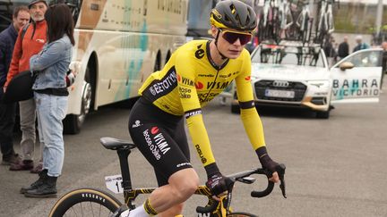 Jonas Vingegaard avant la deuxième étape du Tour du Pays basque, le 2 avril 2024 à Kanbo (Espagne). (LAURENT LAIRYS / AFP)