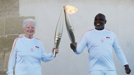 Le relais de la flamme olympique dans les rues de Marseille le 9 mai 2024. (RYOHEI MORIYA / YOMIURI / AFP)