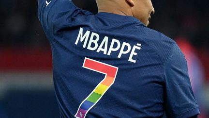 Le joueur du Paris St-Germain Kylian Mbappé portant un maillot de football dont le numéro est aux couleurs de l'arc-en-ciel le 13 mai 2023. (FRANCK FIFE / AFP)