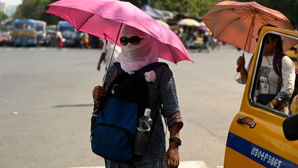 Une femme se couvre le visage pour se protéger de la canicule. La température a atteint les 41°C à Kolkata en Inde, le 25 avril 2024. (SAMIR JANA / HINDUSTAN TIMES / SHUTT / SIPA)