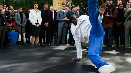 Danis Civil, alias le B-boy Dany Dann, lors de la tournée du drapeau olympique à l'Hôtel de Matignon à Paris, le 25 avril 2024. (ALAIN JOCARD / AFP)