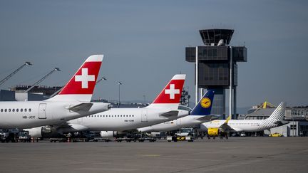Des avions stationnés sur le tarmac de l'aéroport de Genève le 4 mai 2023. (FABRICE COFFRINI / AFP)
